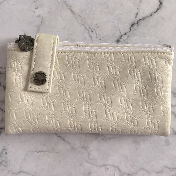 Oakley Handbags - 🤍OAKLEY🤍 Genuine 💯leather off white wallet. Brand new!